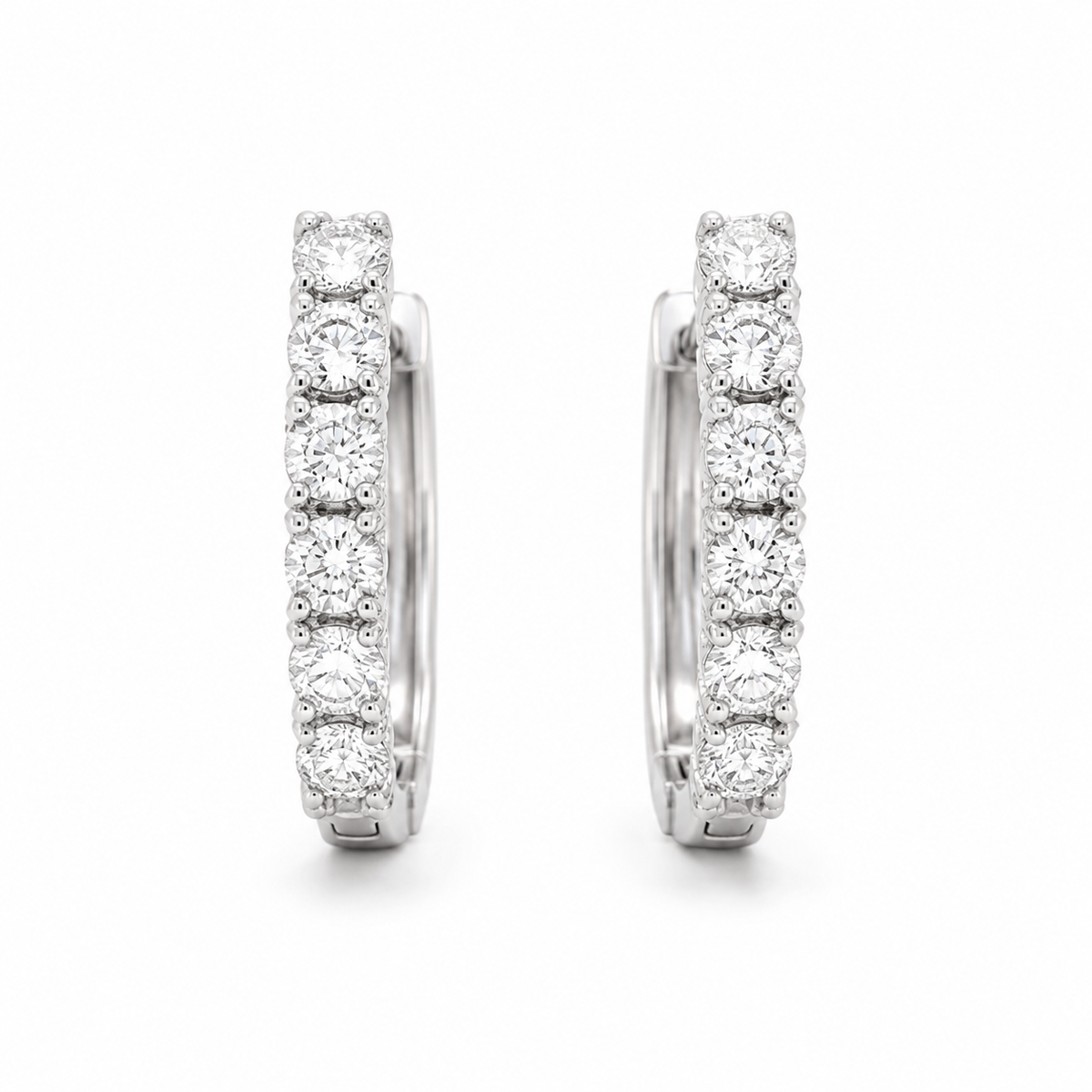 Huggie-Ohrringe mit Diamanten